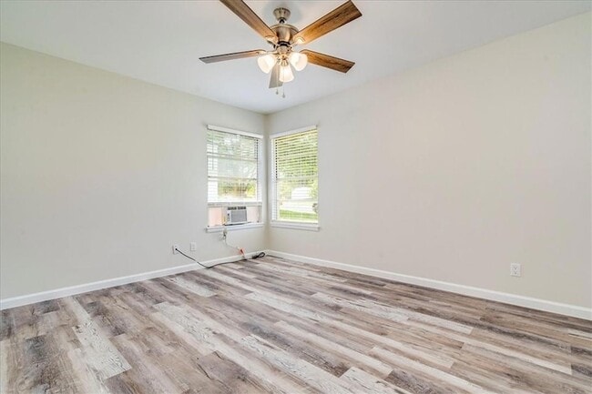 Building Photo - 1800 Forestglade Dr