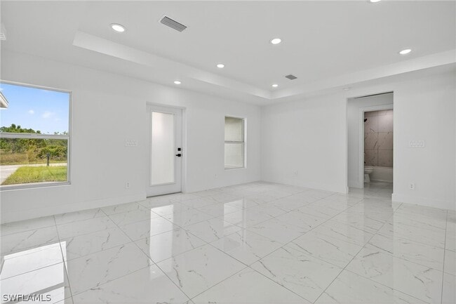 Building Photo - 1108 Eauclaire St E