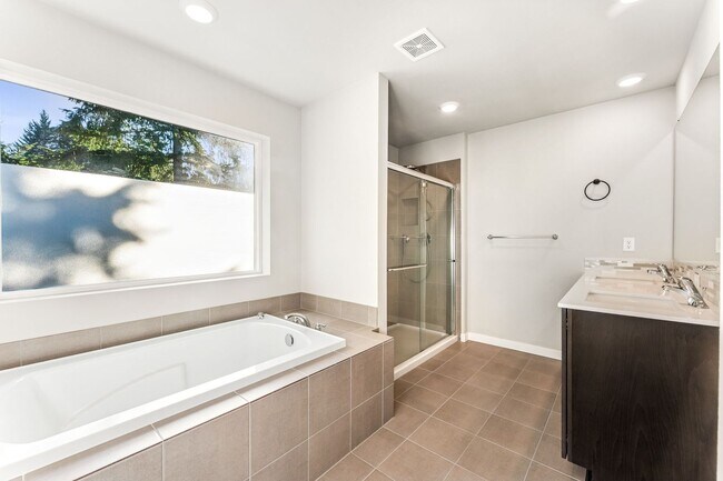 Building Photo - Modern 5-Bedroom, 3 bath home in Port Orchards Stetson Heights Neighborhood