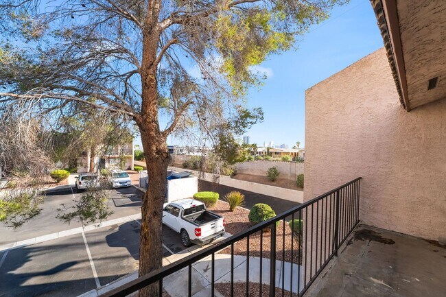 Building Photo - Immaculate two story townhome style condo ...