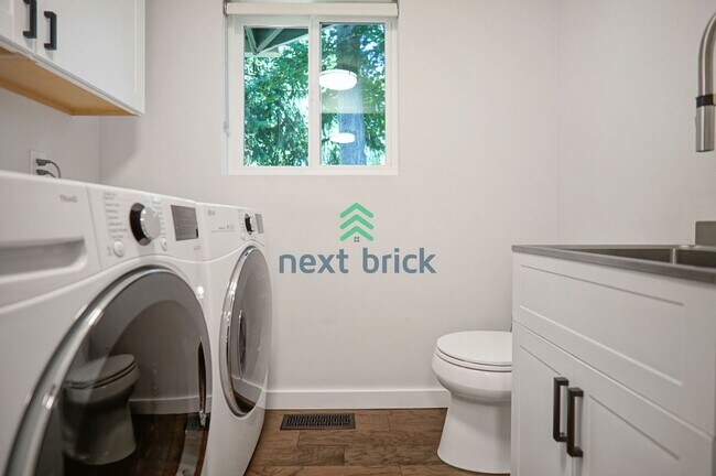 Building Photo - 3 Bed, 2.5 Bath Single Family Available fo...