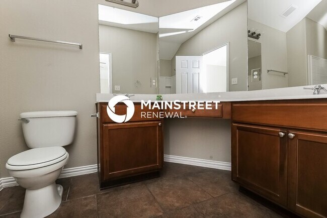 Building Photo - 3 Bedroom Pet-Friendly Home in Fort Worth, TX with Main Street Renewal