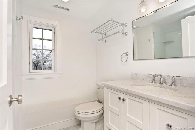 Building Photo - 50 Oak St