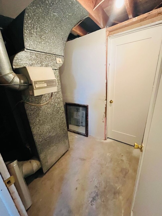 Building Photo - 4 bed, 3 bathroom Home