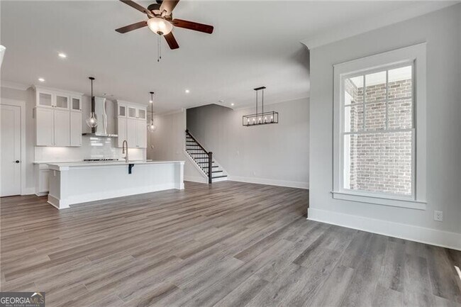 Building Photo - 425 Maplewood Dr