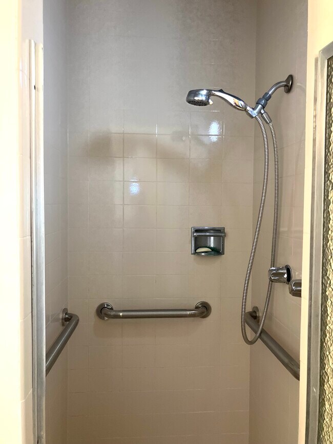 Walk-in shower - 731 Oro Ter