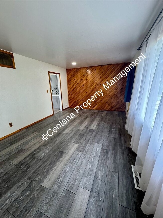Building Photo - 3 Bed 1 Bath located on the flats