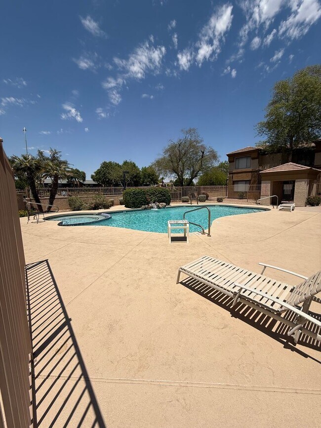 Building Photo - 3 Bedroom Townhouse with Garage, Gated Com...