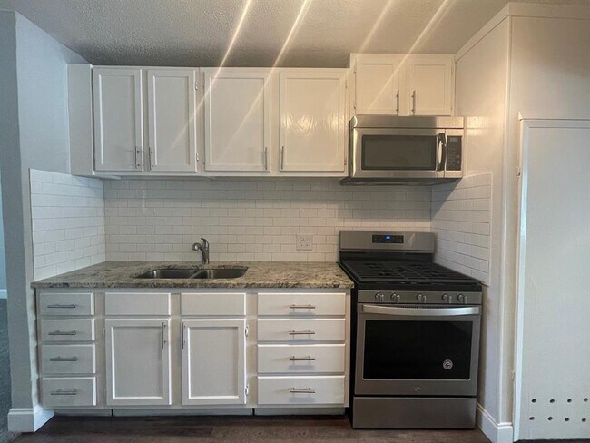 Building Photo - 1541 BriarCliff Rd
