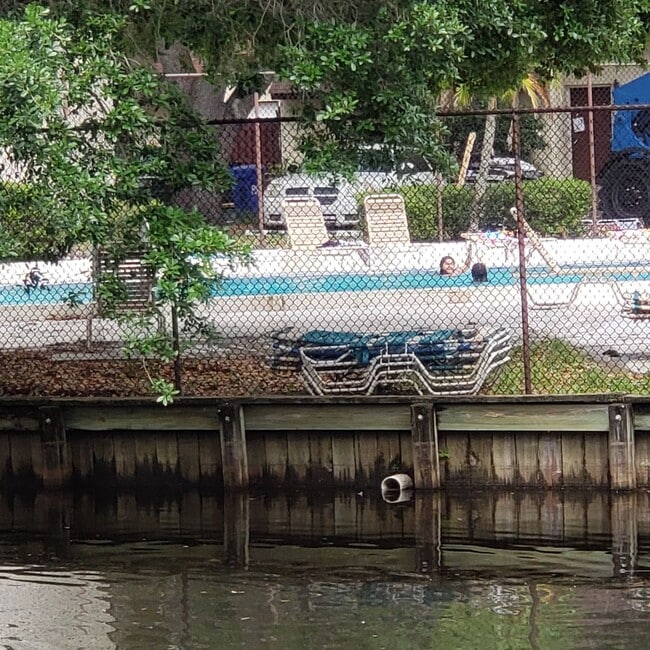 Building Photo - Nice 2bed and 1.5 bath townhouse near USF
