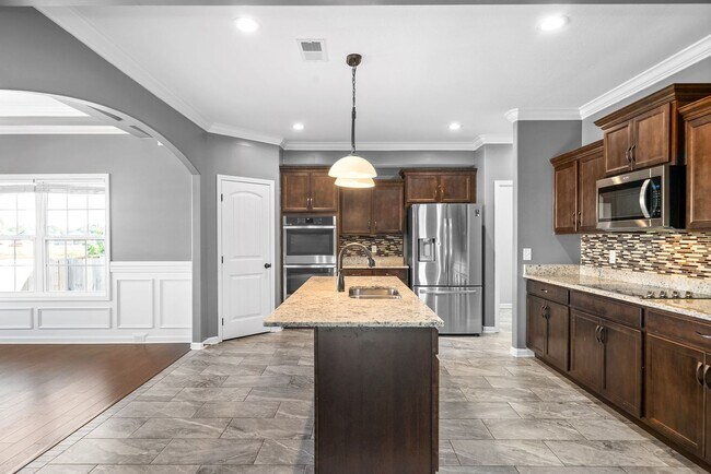 Building Photo - Pet Friendly Four Bedroom with Bonus!
