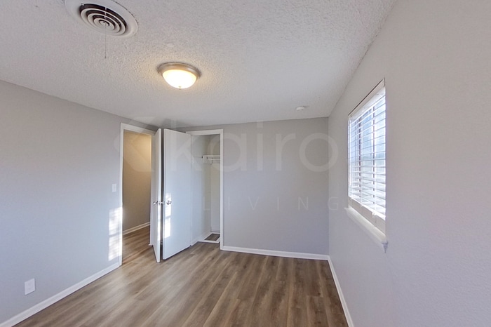 Building Photo - 208 4th Ave
