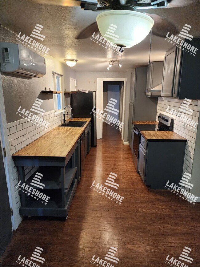 Building Photo - 3 Bed 2 Bath Graham Home w/ Beautiful Kitchen Remodel!