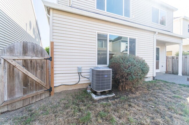 Building Photo - Beautiful Bethany 3 Bedroom Near Parks & Schools!