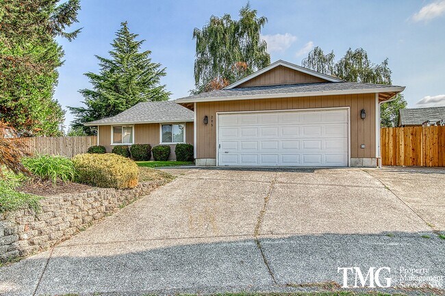 Building Photo - Large Ranch-style home with 3 Bed 2 Bath i...