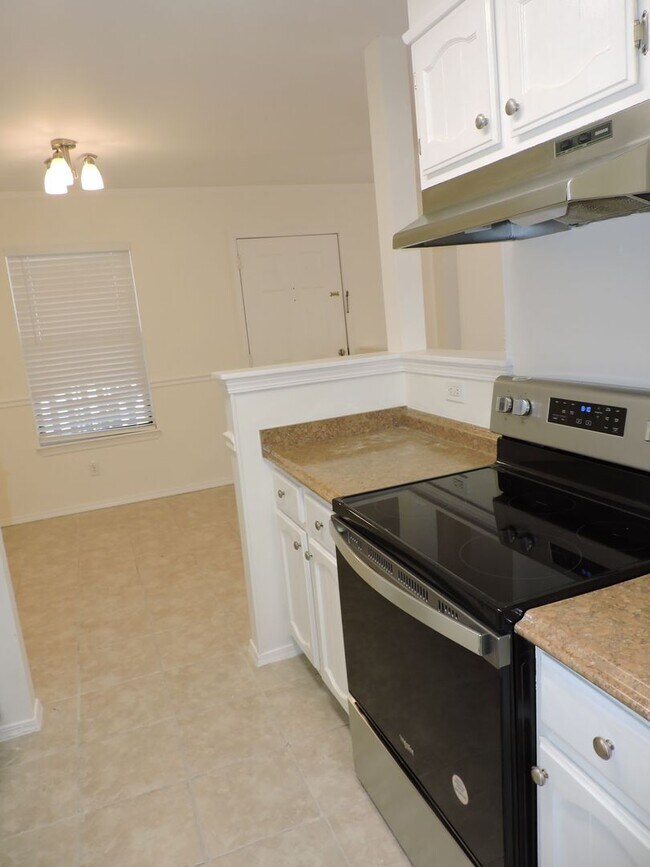 Building Photo - Easy access to interstate, shopping & down...