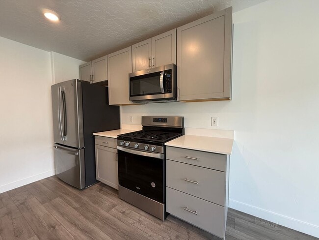 Building Photo - Beautifully Updated 4-Bedroom Townhome in ...