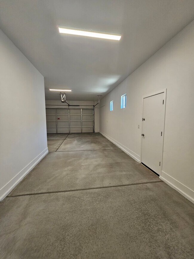 Building Photo - Beautiful and spacious