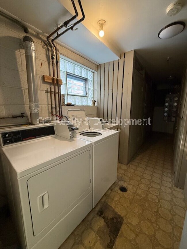 Building Photo - 386 Alles St