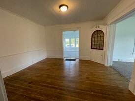 Building Photo - 593 Maple St