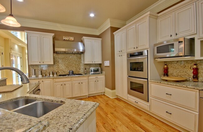 Building Photo - 335 Birkdale Dr