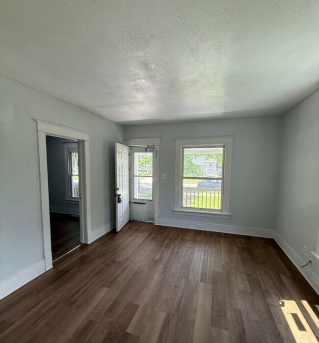 Building Photo - Section 8 Accepted! Spacious Newly Renovat...