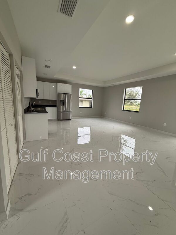 Building Photo - 2052 NE 18th Terrace