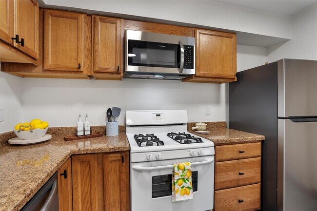 Building Photo - 6909 Woodhue Dr