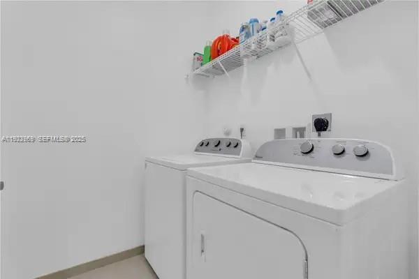 Building Photo - 6035 NW 104th Path