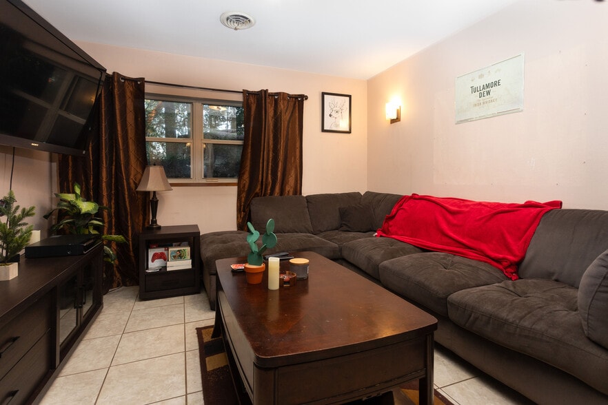 Building Photo - 1804 Westridge Dr