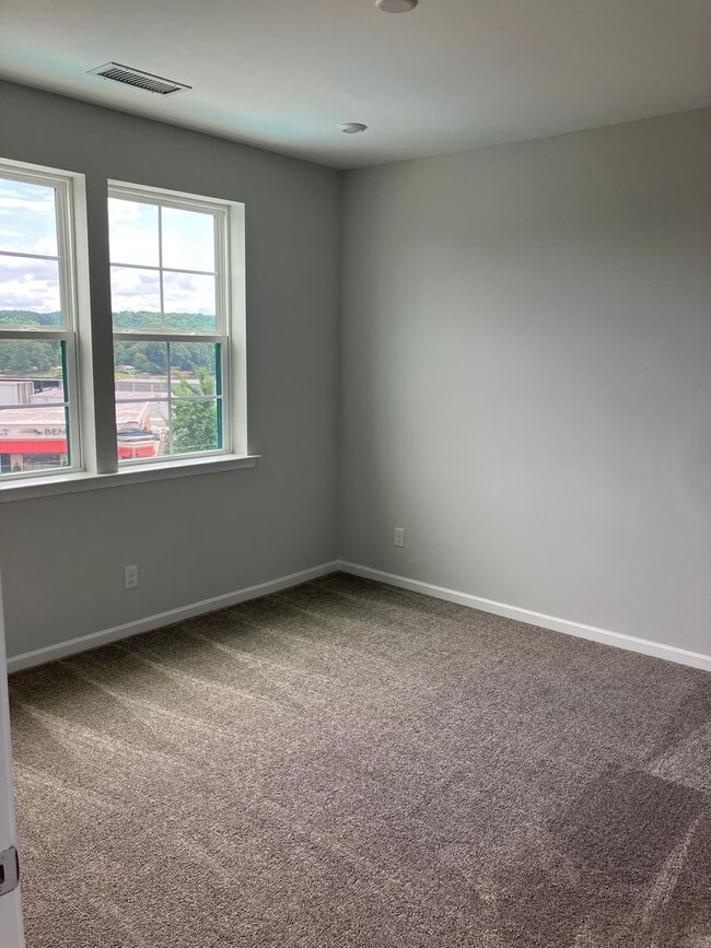 Building Photo - Beautiful lakefront living in Sherrils Ford