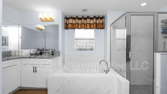 Building Photo - 4762 Drake Ave