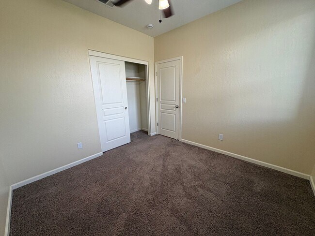 Building Photo - SE Visalia home Available Now!