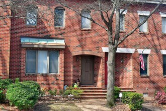 Building Photo - Spacious Condo in Ghent Square!