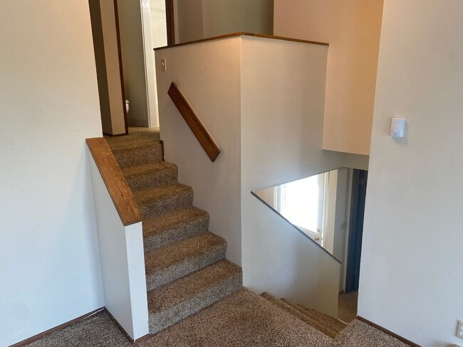 Building Photo - 3 bedroom 1.5 Bath Tandem Home!