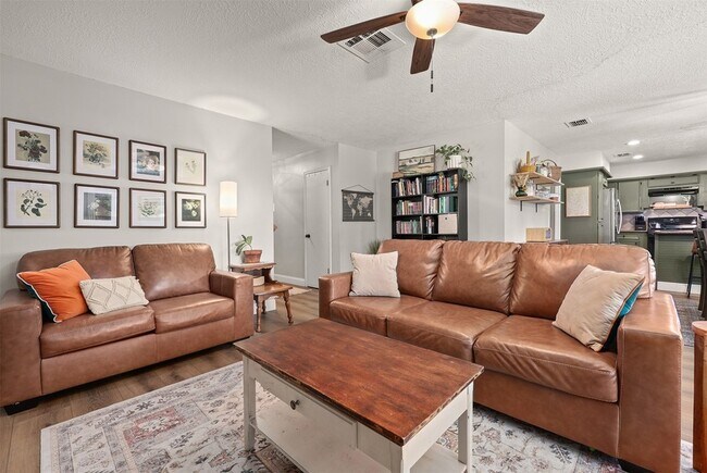Building Photo - 1819 Meadow Creek Dr