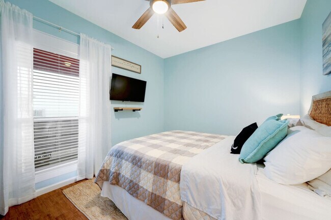 Building Photo - 994 Dolly St