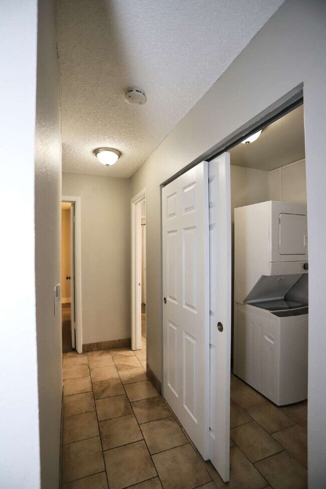 Building Photo - Updated & Clean 2BR Condo - Utilities Included - Laundry, Parking & Pool