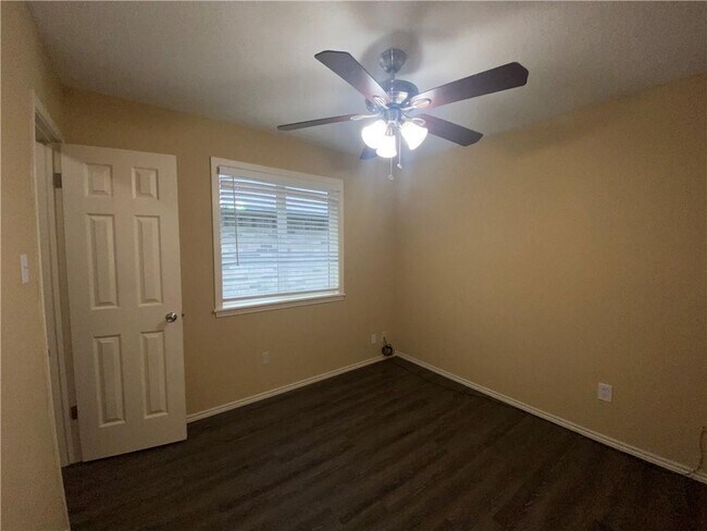 Building Photo - 700 David Curry Dr