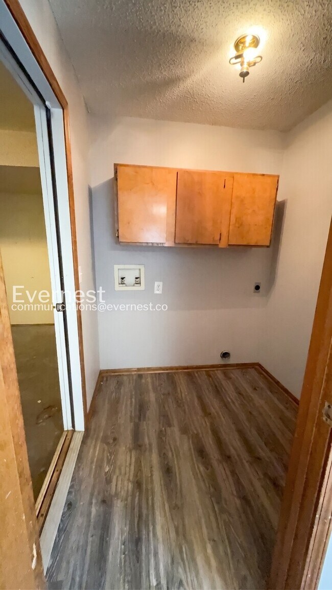 Building Photo - 3 Bed/1.5 Bath Home with Fenced Yard & Garage / Pet-Friendly / Vouchers Accepted / Available Now!