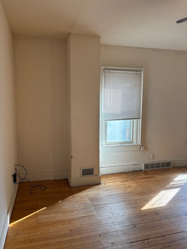 Building Photo - 129 E Gorham St