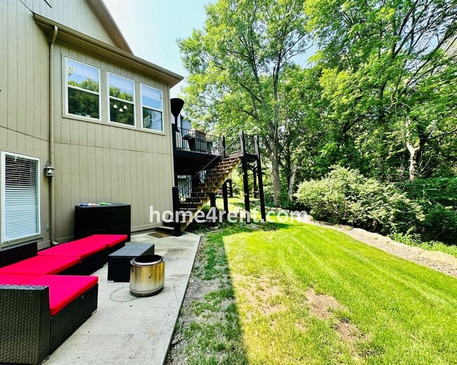 Building Photo - Beautiful Four Bedroom Home in a Quiet Neighborhood w/ an Updated Kitchen, Wood Floors, and a Fin...