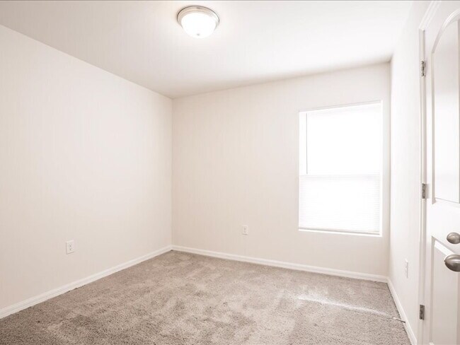 Building Photo - Your Season to Settle In – 3BR/2BA Duplex ...