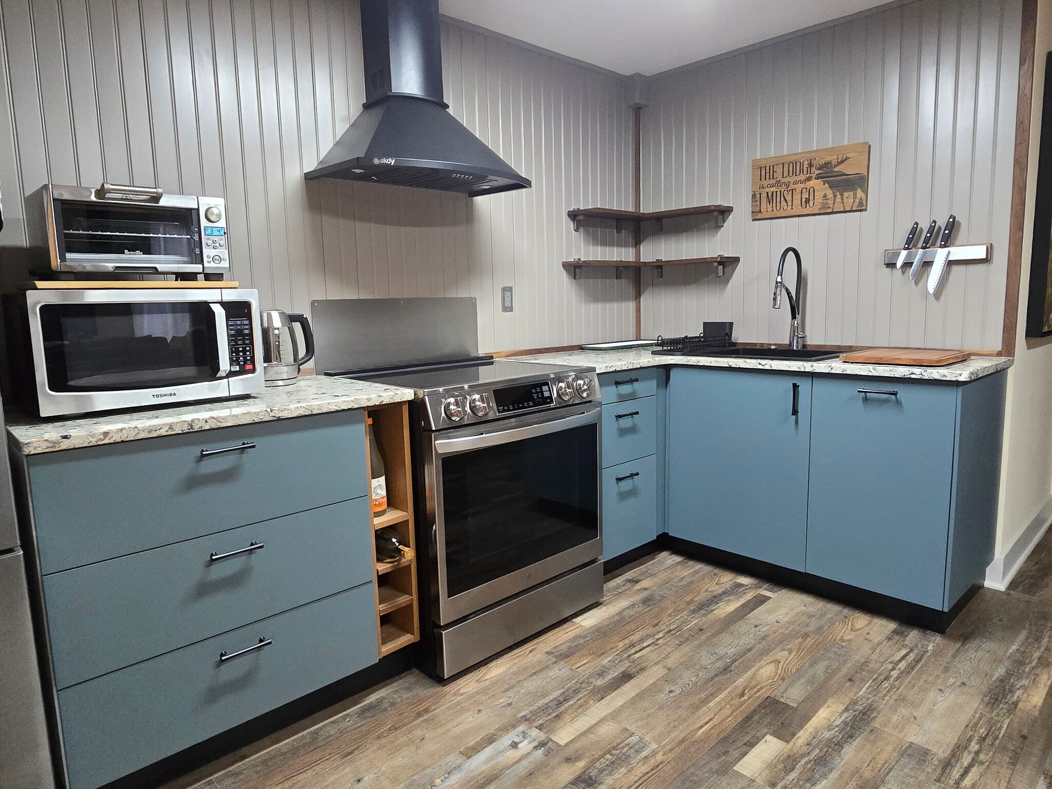 Kitchen - 320 NE Wisteria Way