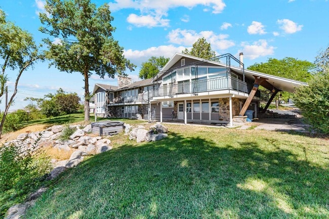 Building Photo - 531 Edgehill Dr