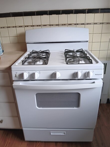 New Gas Stove/Oven - 4525 Roth Ave