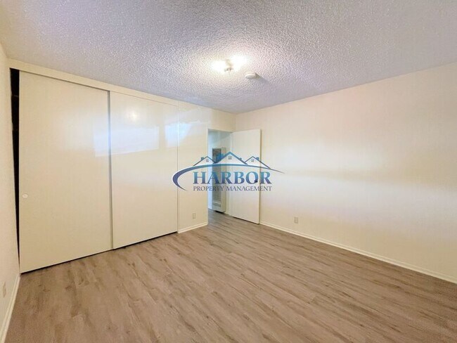 Building Photo - 772 W 10th St