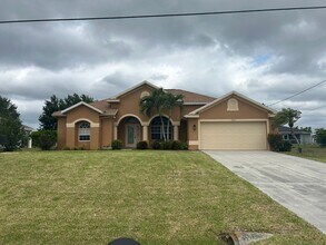 Building Photo - Gorgeous 4/2 wont last long
