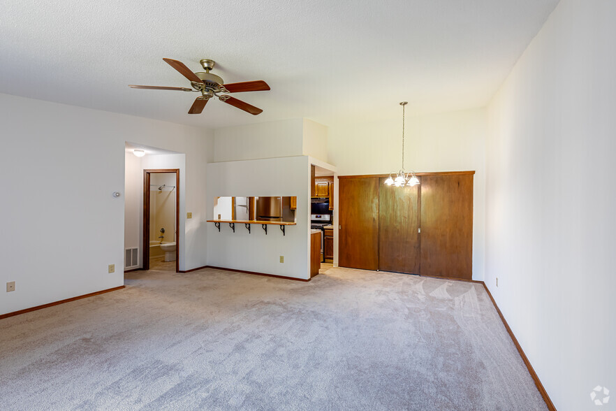 2BR, 2BA - Living Room - Baldwin Court