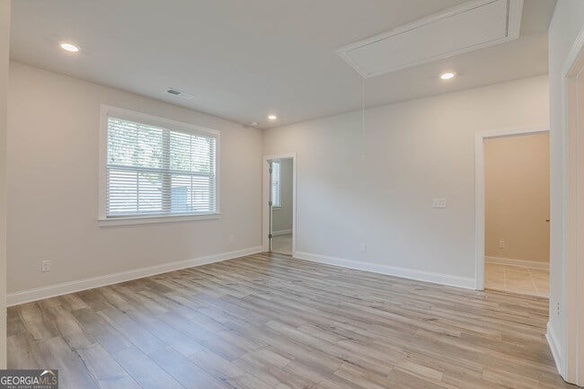 Building Photo - 320 Caledonia Ct